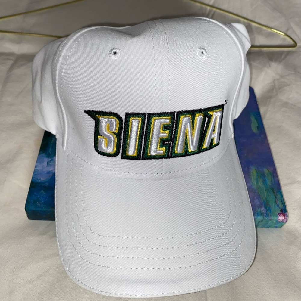 ⚪️ Siena College Cap 🐶